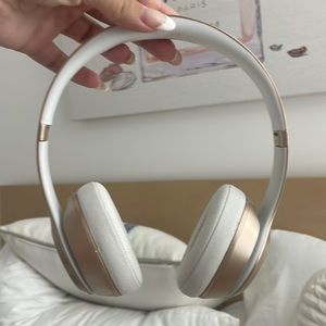 gold beats solo wireless